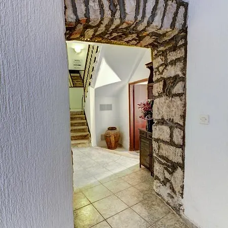 Point Bed and Breakfast Πούλα